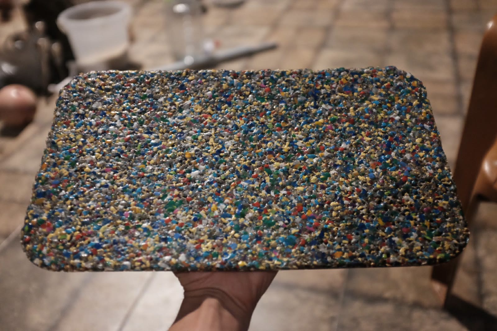 Bandeja de plástico reciclado triturado, colorido, resultado do processo de moldagem
