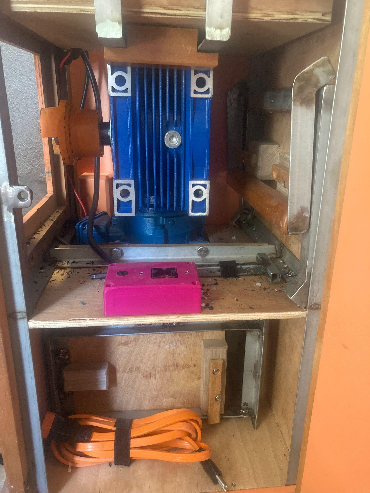 Motor e componentes internos da máquina